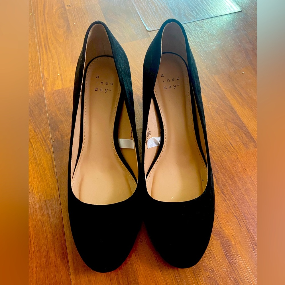 Black wedge heels barely worn